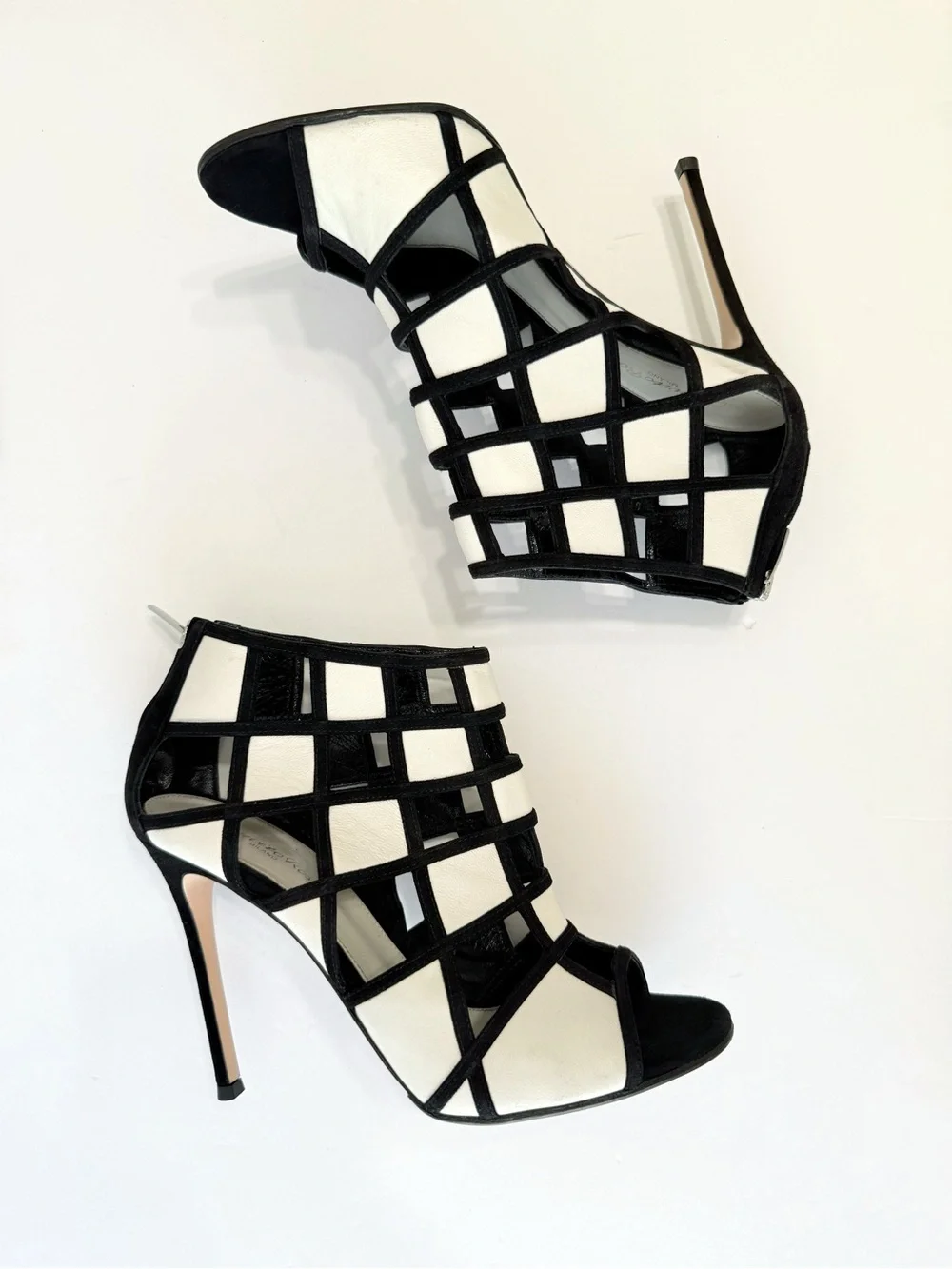 GIANVITO ROSSI BLACK SUEDE WHITE LEATHER SQUARE CUTOUT OPEN TOE BOOTIE HEELS - Picture 5 of 12